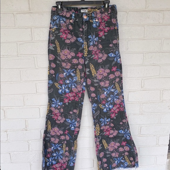 Wrangler Wanderer 622 Printed High-Rise Jeans in Collage Forage - Picture 2 of 11